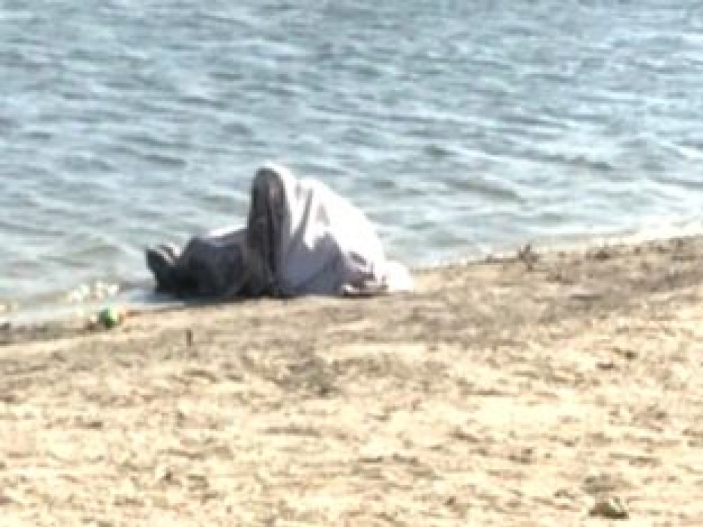 На курорте под Херсоном нашли мертвую женщину со спущенными штанами (ФОТО)