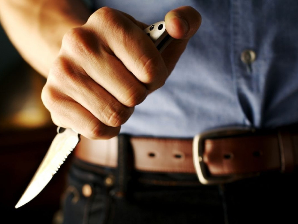 На Харьковщине во время ссоры мужчина получил кухонным ножом в живот