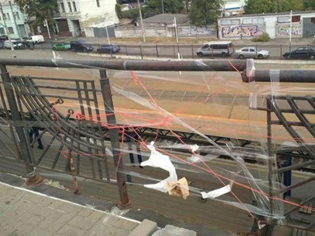 Столичные коммунальщики «отремонтировали» металлическую ограду на мосту, заделав ее скотчем и нитками (ФОТО)