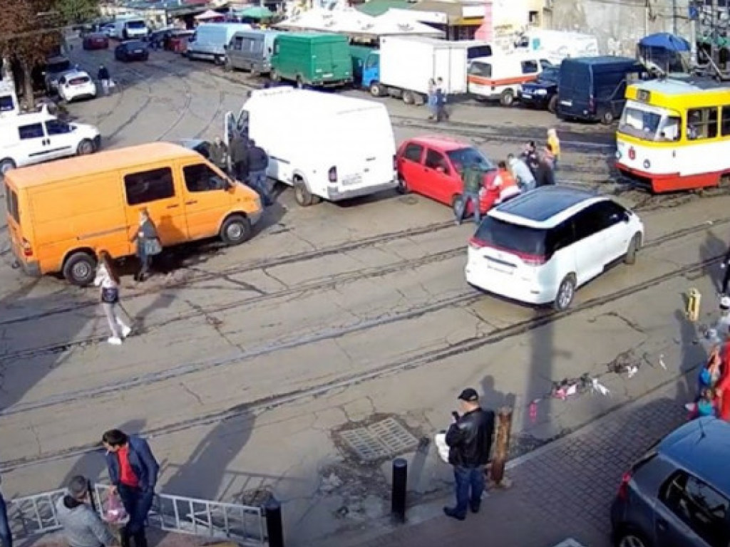 В Одессе женщина на Chery заблокировала движение трамваев (ФОТО, ВИДЕО)