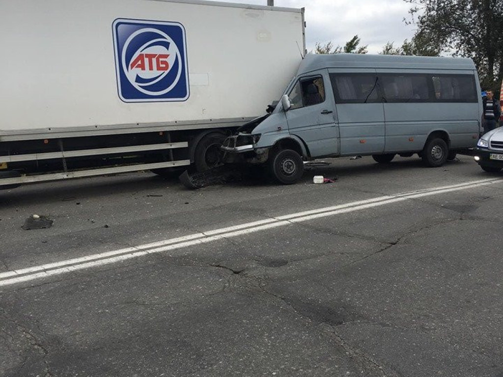 В Запорожье в результате столкновения маршрутки и грузовика погиб человек, восьмерых госпитализировали (ФОТО)