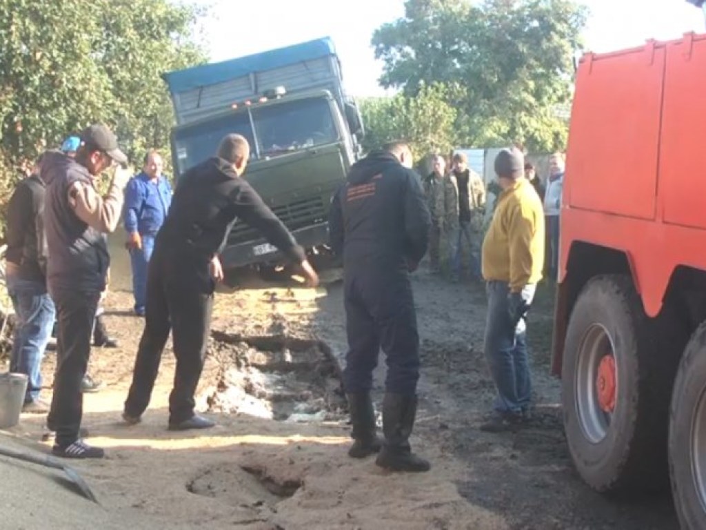 На улице в Николаеве три грузовика провалились в яму (ФОТО, ВИДЕО)