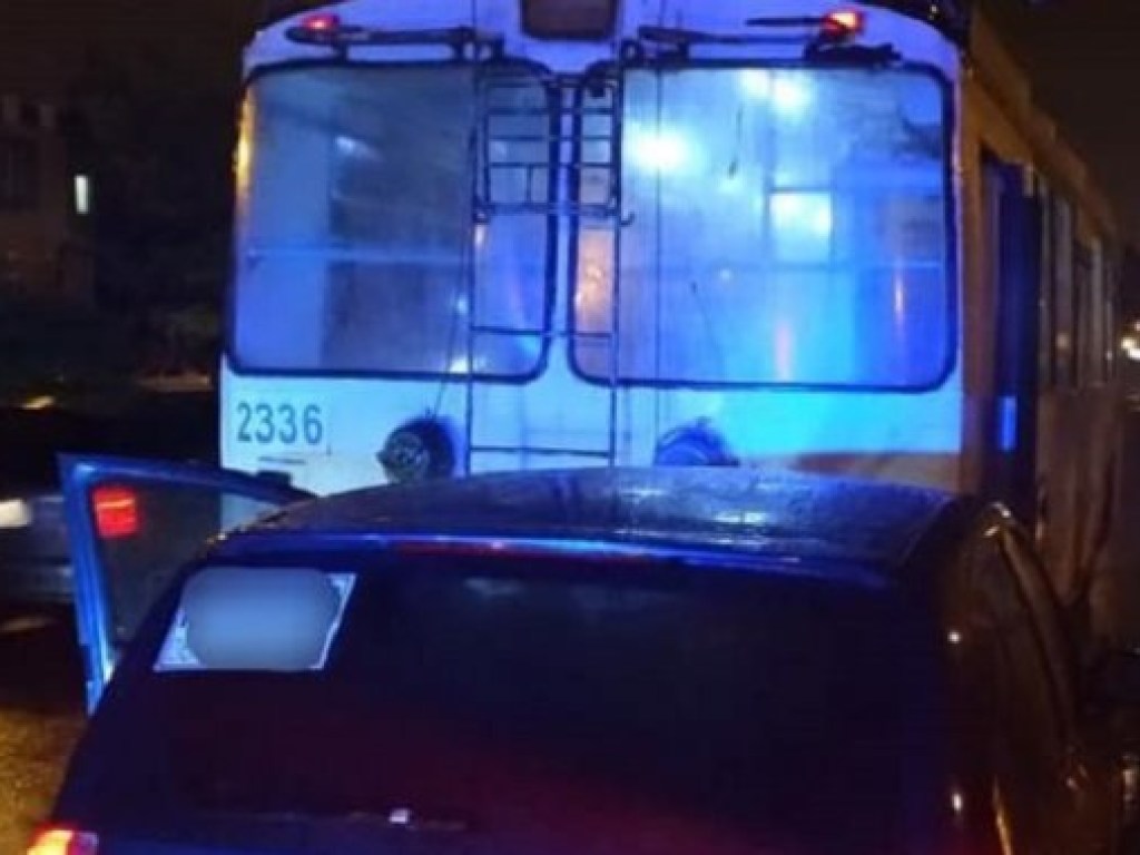 2,33 промилле алкоголя: В Харькове пьяный водитель врезался в троллейбус (ФОТО)