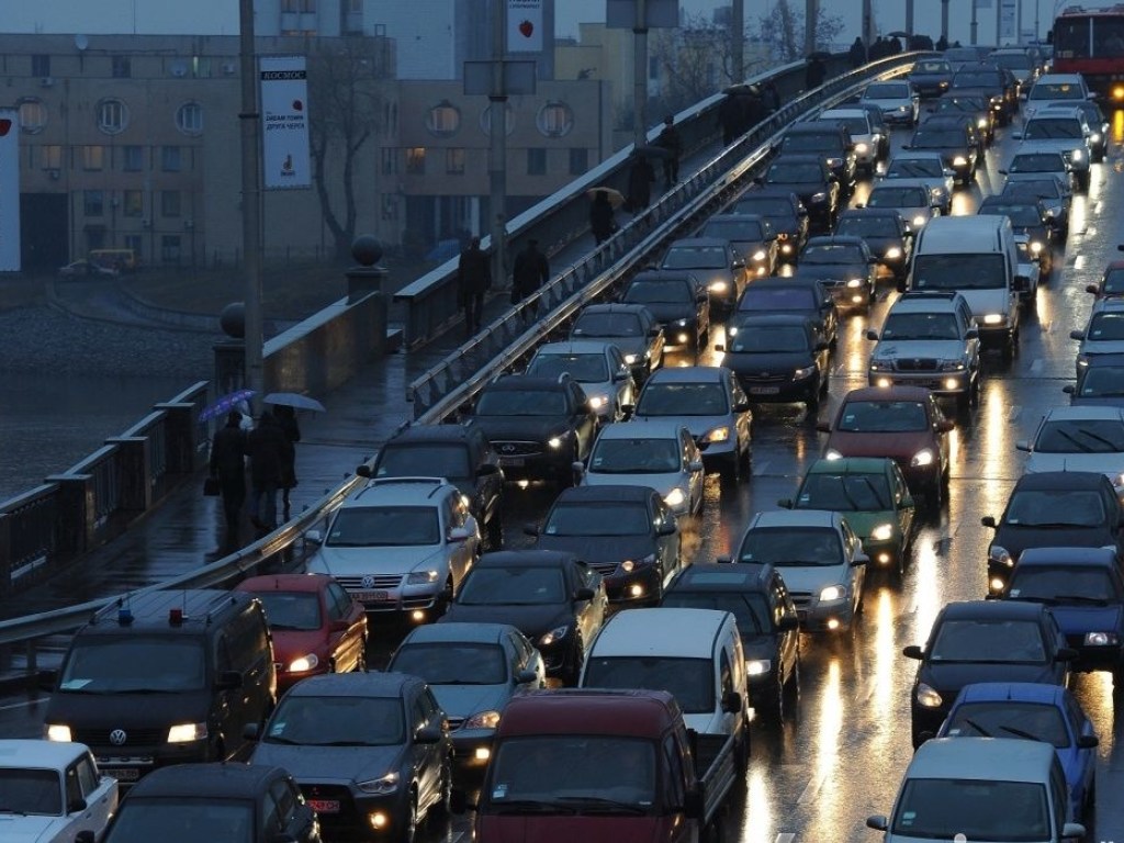 Вечером на дорогах Киева образовались 7-балльные пробки (КАРТА)