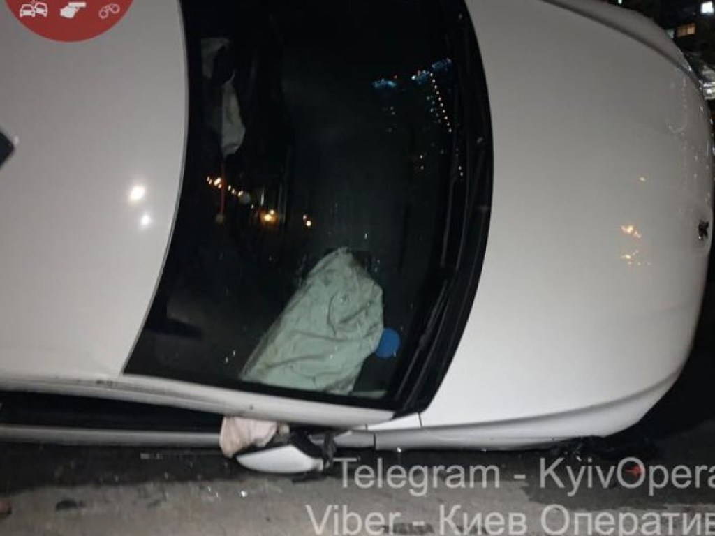 Водитель не заметил дорожных знаков: в Киеве такси с женщиной перевернулось на крышу (ФОТО)