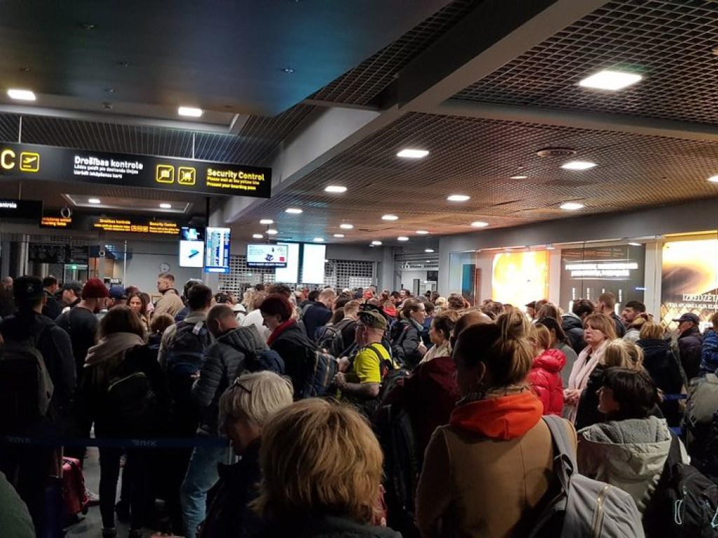 Два десятка украинцев застряли в аэропорту Риги из-за долгой процедуры проверки на таможне (ФОТО)