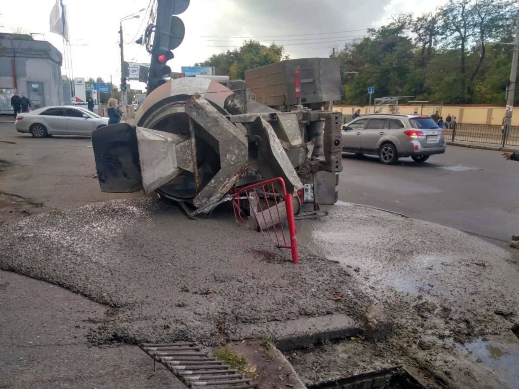 В результате ДТП сломалась электроопора: В центре Одессы перевернулась бетономешалка (ВИДЕО)