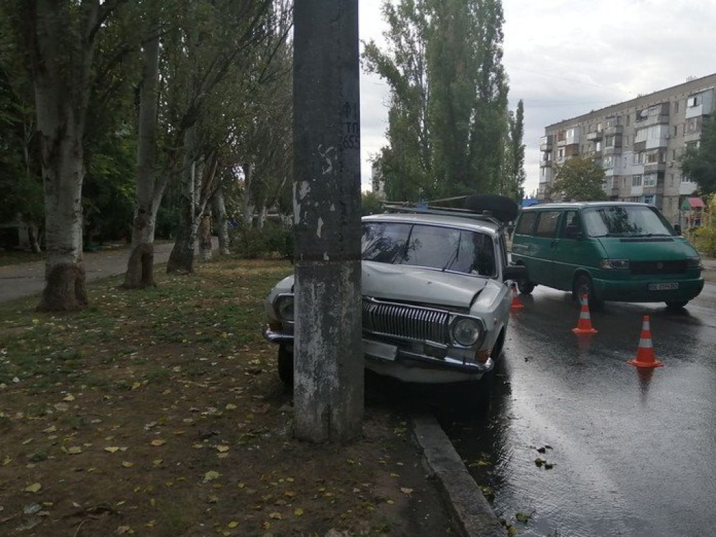В Николаеве «Волга» врезалась в столб: водителя забрала «скорая» (ФОТО)