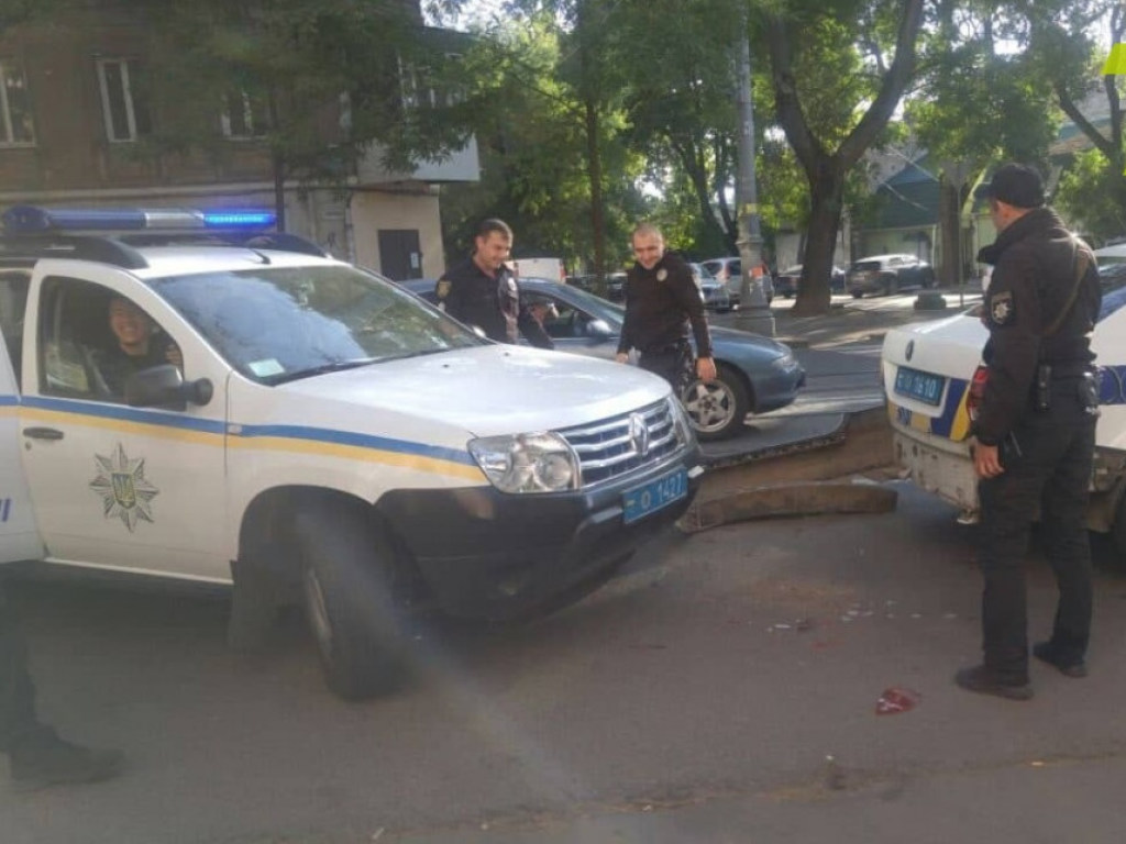 В Одессе две полицейские машины не смогли разминутся на одной дороге (ФОТО)