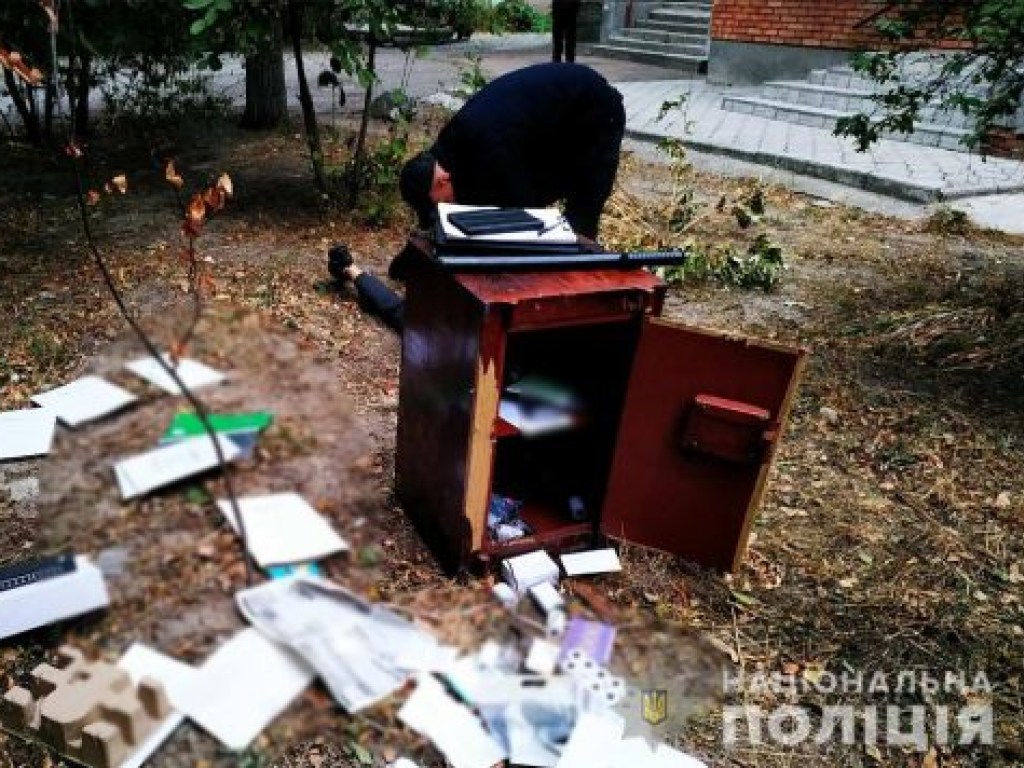 В Черкасской области подростки вынесли из офиса металлический сейф (ФОТО)