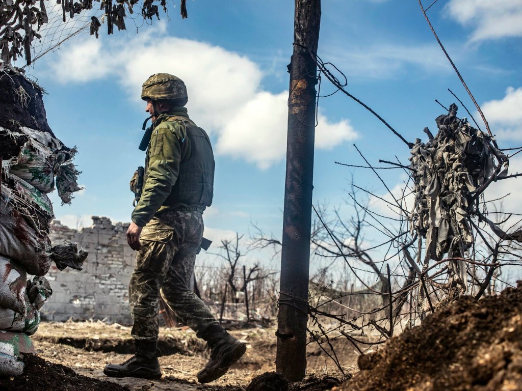 Эксперт назвал возможные причины срыва отвода войск на Донбассе