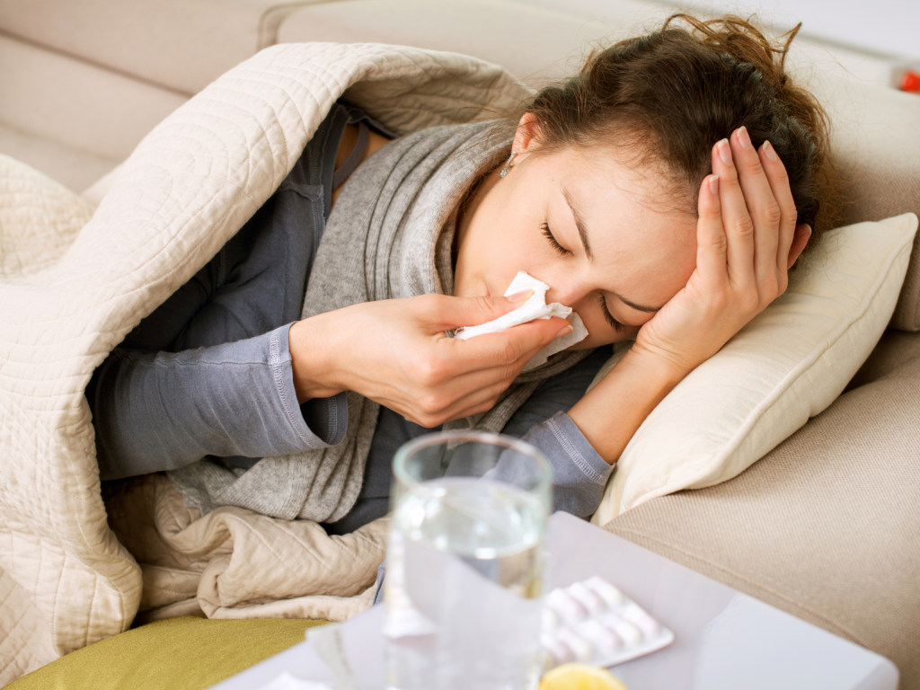 Медик: Вирус гриппа остается на руках и предметах до 20 минут