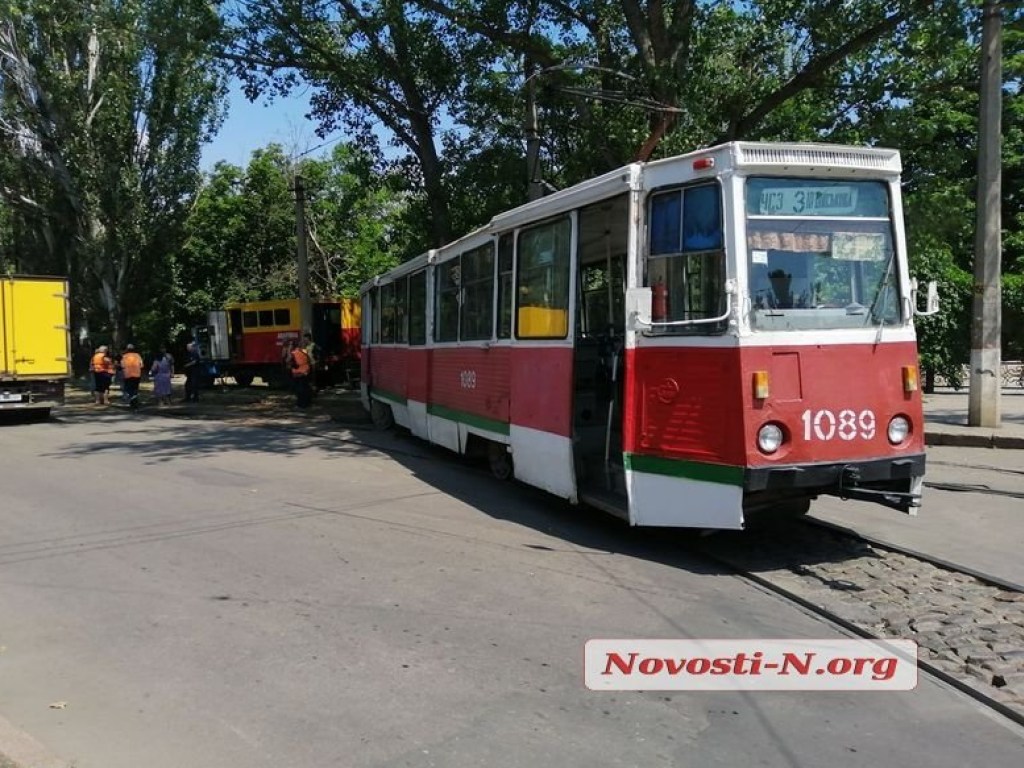 В Николаеве стажер сел за руль трамвая и насмерть сбил пешехода  (ФОТО)