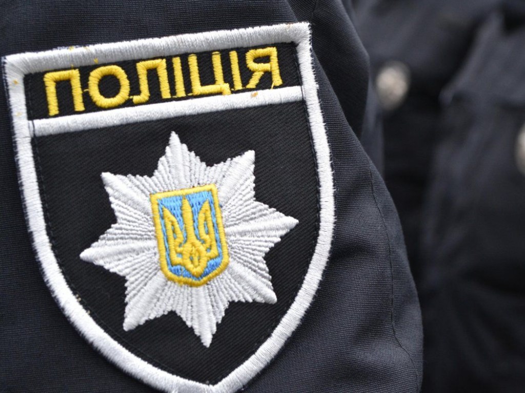 Львовский полицейский применил табельное оружие против алкоголика с топором