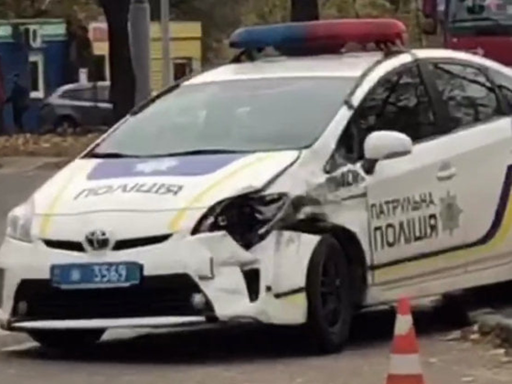 В Харькове патрульная Toyota Prius столкнулась с микроавтобусом Mercedes (ФОТО)
