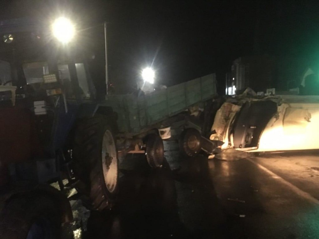 «Пьяное» ДТП с опрокидыванием: под Киевом микроавтобус протаранил трактор (ФОТО)