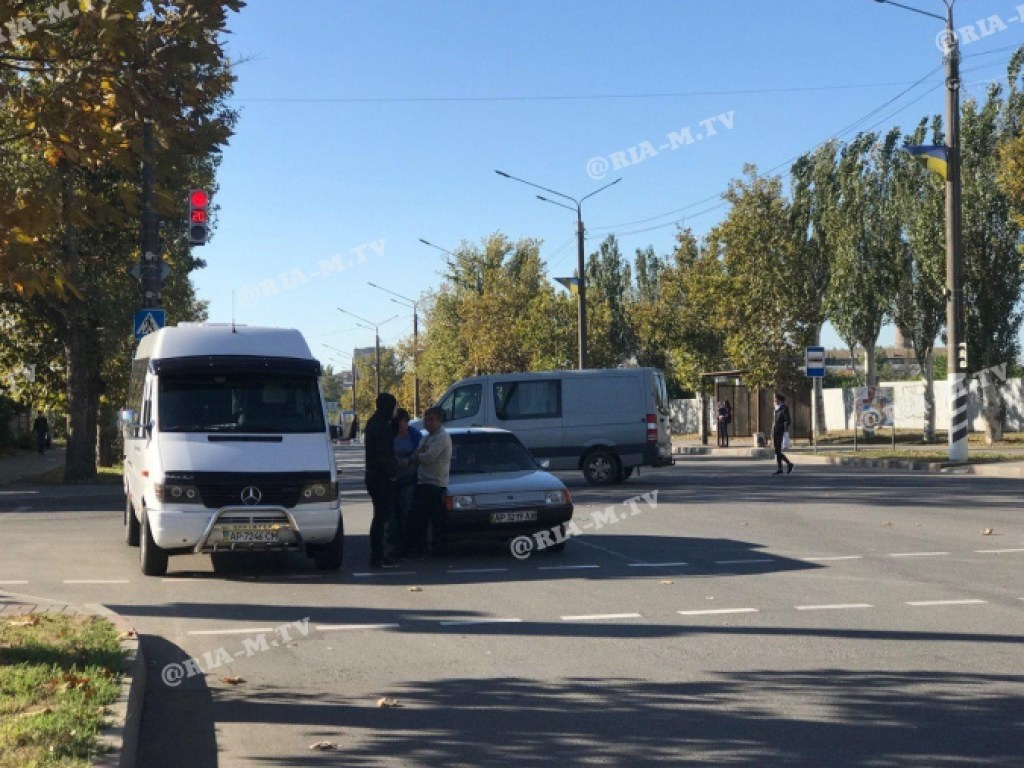 ДТП на ровном месте: водитель «Таврии» подрезал маршрутку с пассажирами в Мелитополе (ФОТО, ВИДЕО)