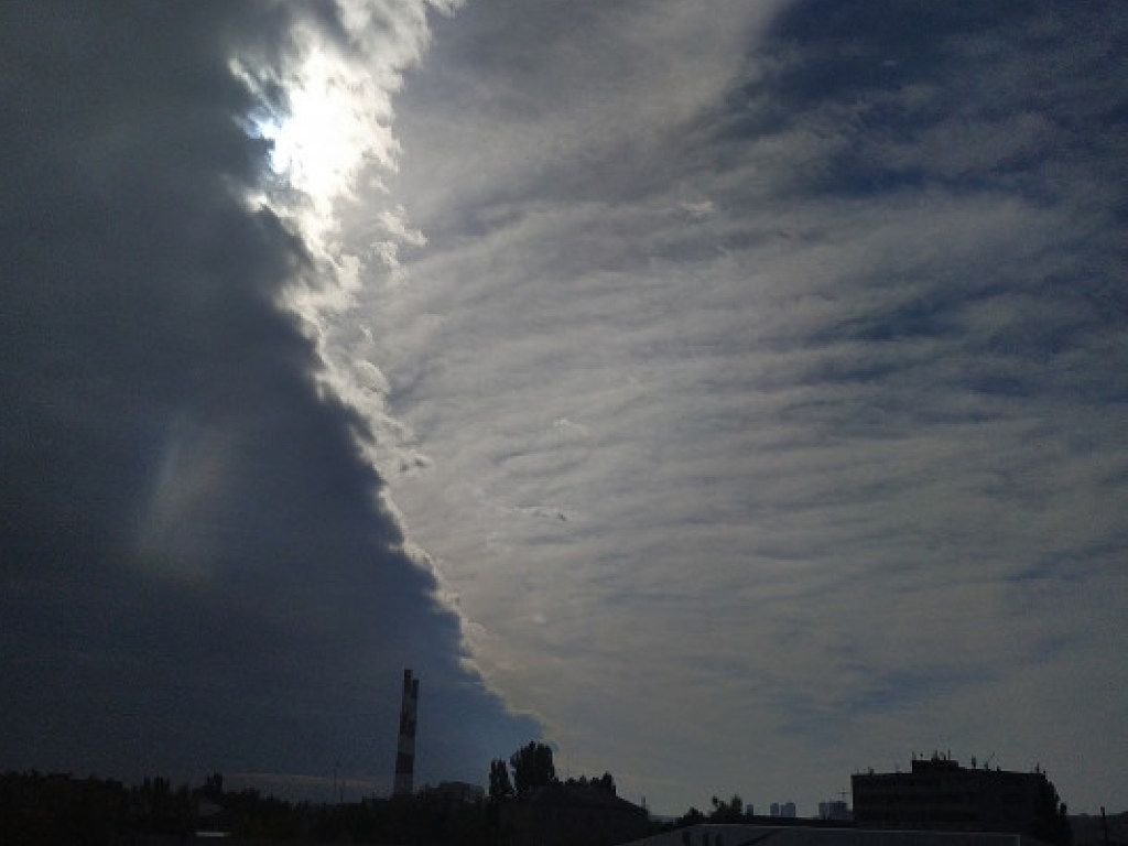 Редкий вид облаков увидели в небе над Киевом (ФОТО)