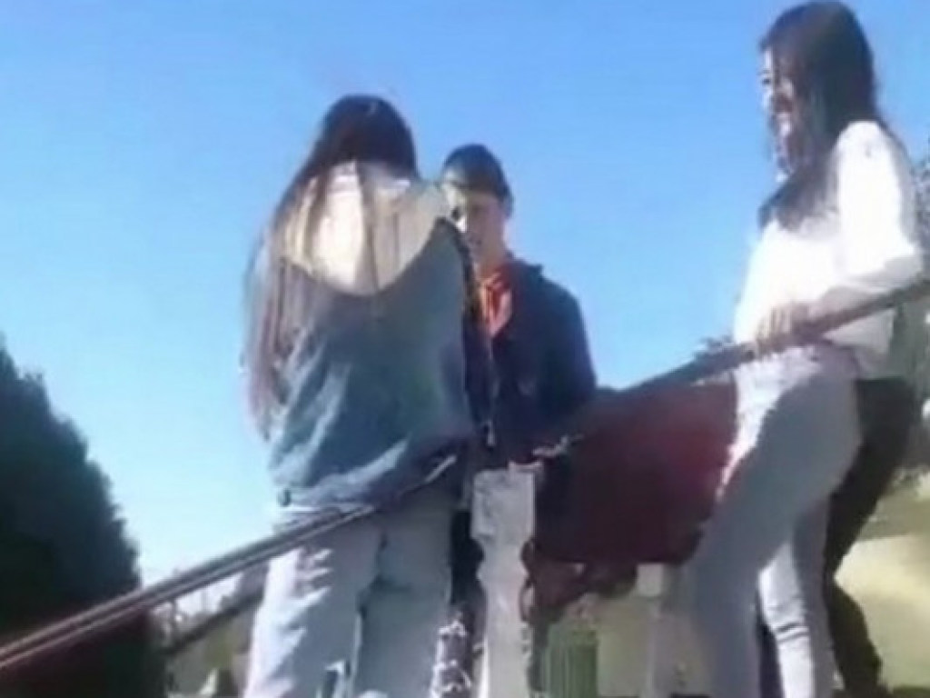Буллинг в Ивано-Франковске: группа девушек из училища жестоко избила ровесницу (ВИДЕО)