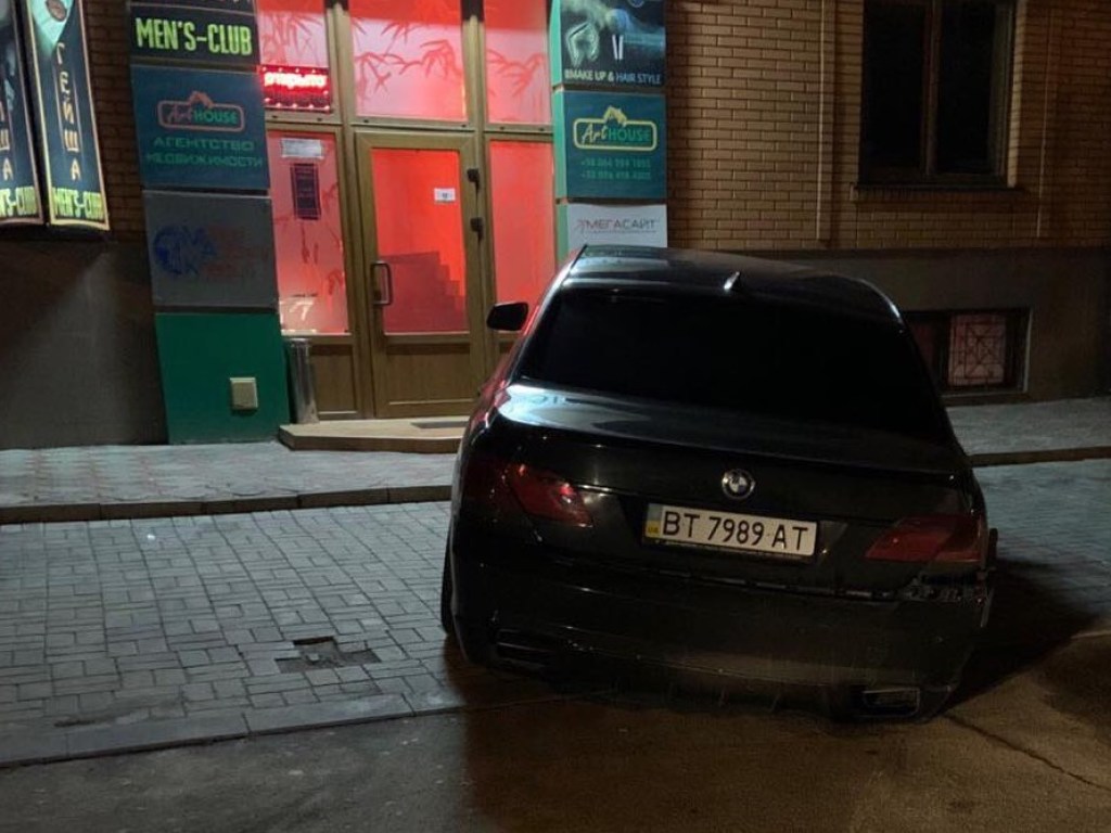 Машина осталась «без колес»: Два пьяных парня на BMW попали в ДТП у стриптиз-клуба в Херсоне (ФОТО)