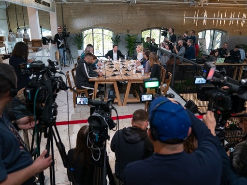 Пресс-марафон Зеленского: Президент «фактически снимает с себя ответственность»