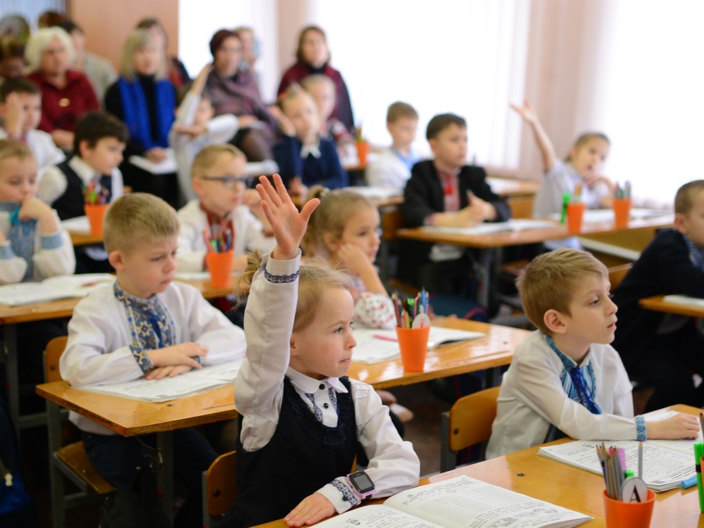 Ликвидация русскоязычных школ нарушает Конституцию – эксперт