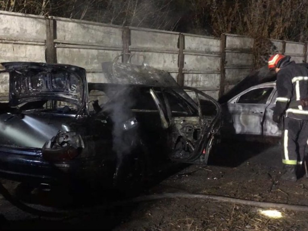 Ночью в Черкассах на парковке сгорели два BMW и Mersedes (ФОТО)