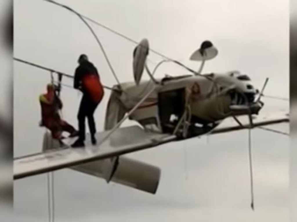 В итальянских Альпах самолет запутался в проводах подъемника: пилота выбросило из кабины (ФОТО)