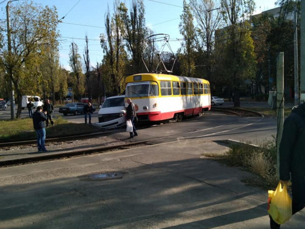 В Одессе трамвай повредил Volkswagen и заблокировал движение (ФОТО)