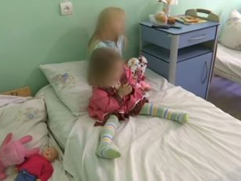 В больницу на Херсонщине привезли пьяную трехлетнюю девочку (ФОТО, ВИДЕО)