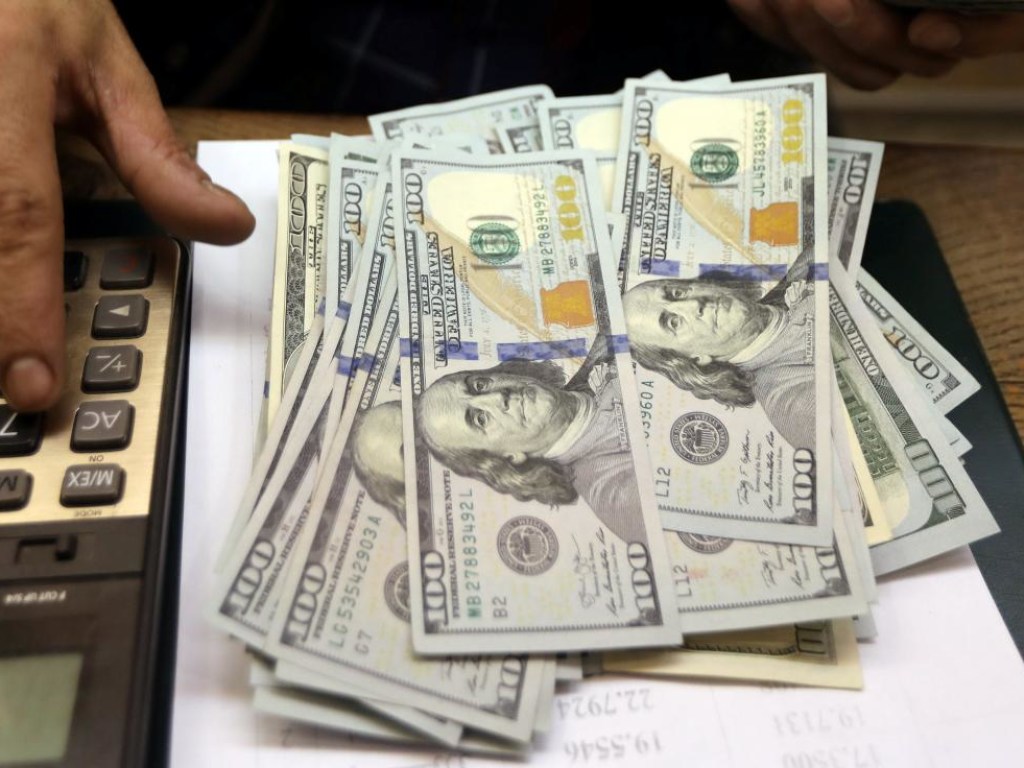 НБУ установил официальный курс на уровне 24,53 гривны за доллар