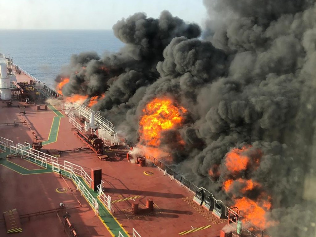 Вероятной причиной взрыва на иранском танкере стал удар двух ракет – СМИ