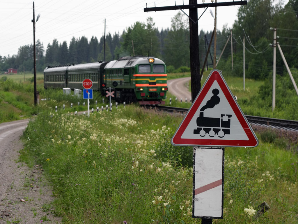 Во Львовской области на железнодорожном переезде минивэн столкнулся с локомотивом: пострадала 43-летняя женщина