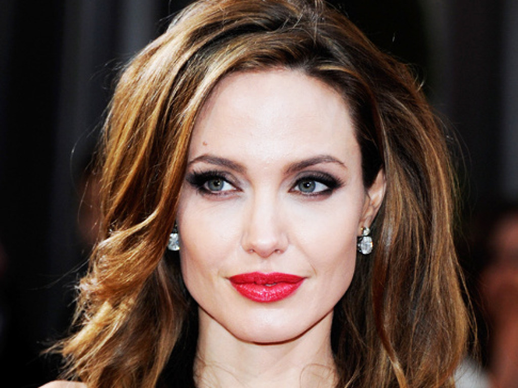 Анджелина Джоли в Лондоне поразила шикарным платьем со шлейфом (ФОТО)