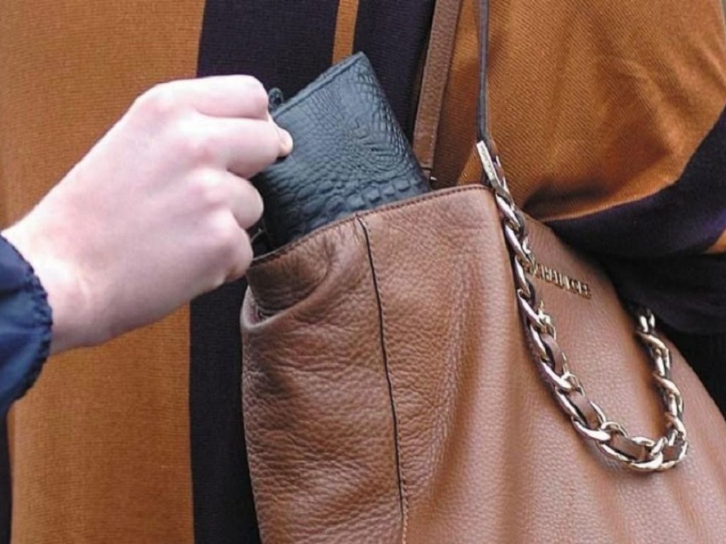 На столичном автовокзале у женщины украли кошелек