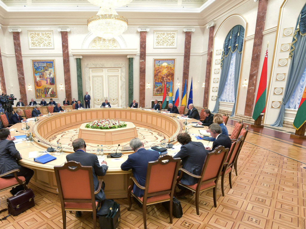 Трехсторонняя контактная группа обсудит в Минске новые сроки возможного разведения сил на Донбассе &#8212; СМИ