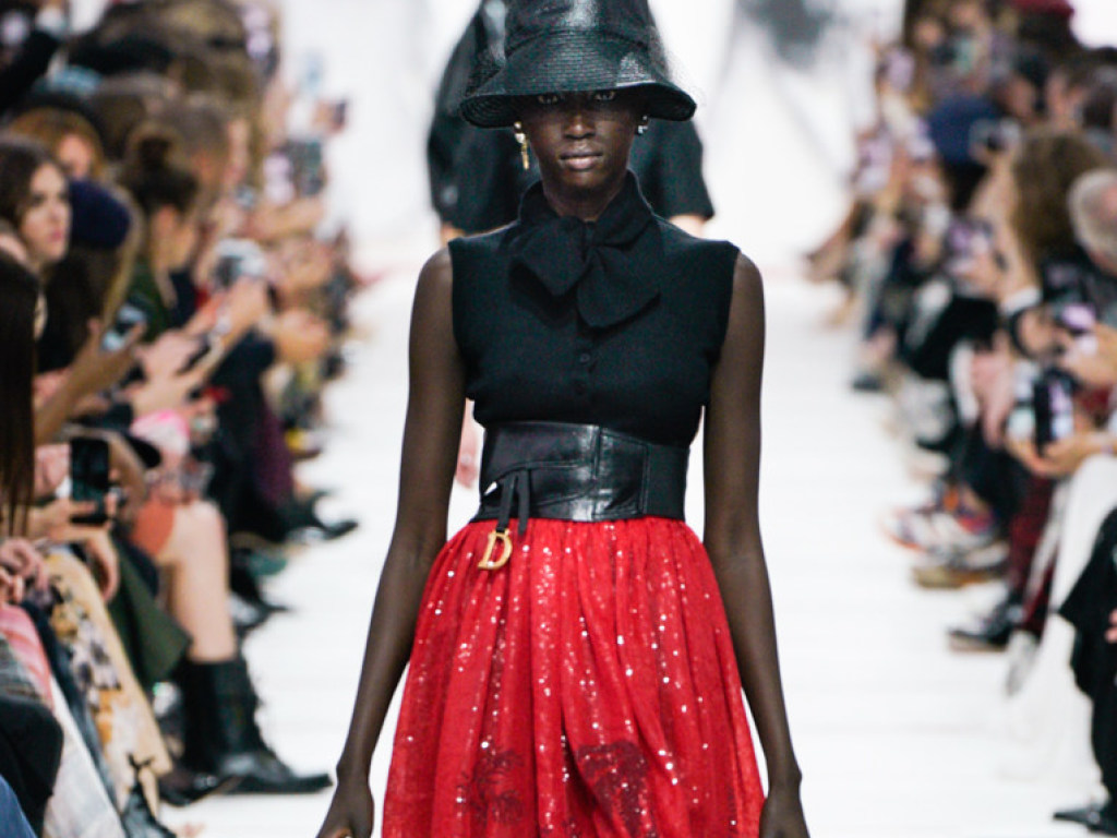 Парижская модная осень: Кристиан Диор предлагает девушкам одежду в зеленых, черных и песочных тонах (ФОТО)