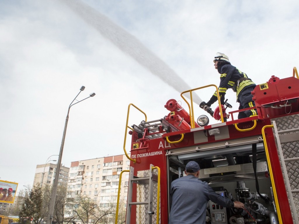 В Голосеевском районе Киева произошел пожар в новом доме: очевидцы заметили столб густого дыма (ВИДЕО)