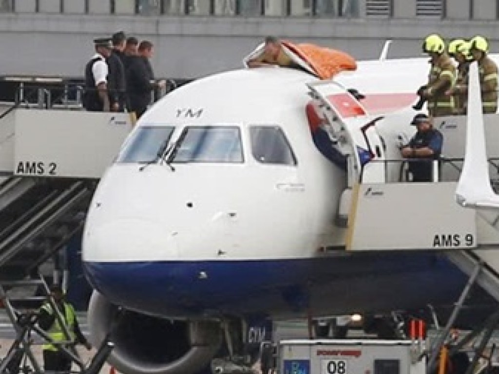 В аэропорту Лондона паралимпийский медалист взобрался на крышу самолета (ФОТО)