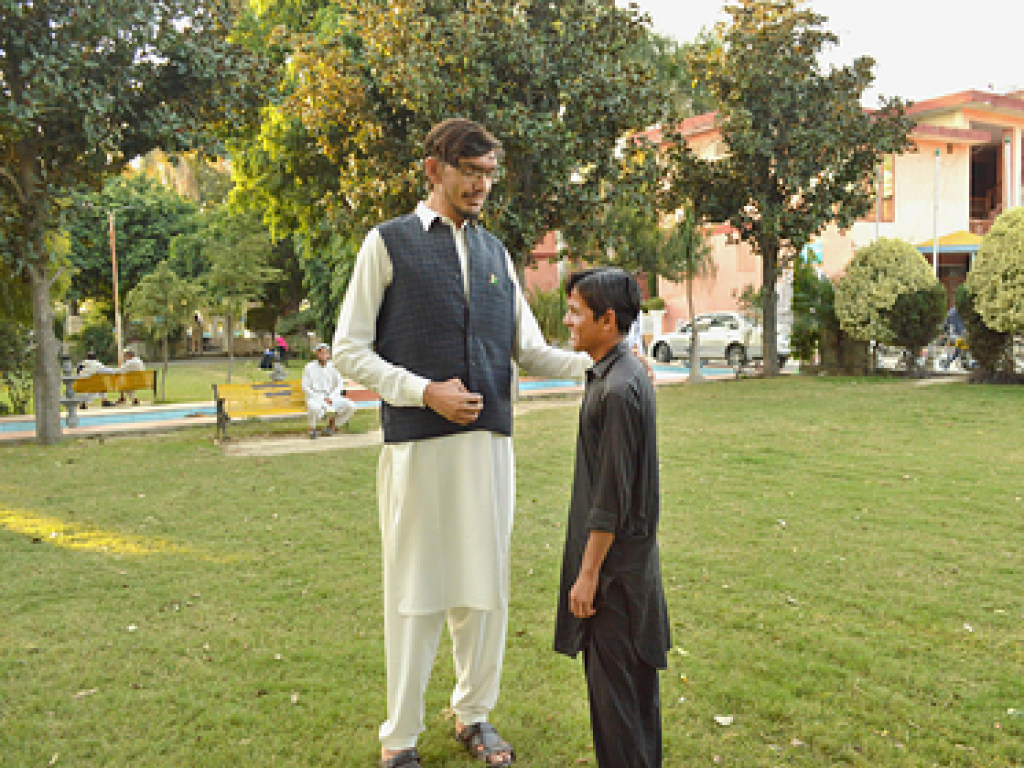 Выше, чем Шакил О’Нил: коротышка-подросток из Пакистана за 4 года превратился в исполина (ФОТО)