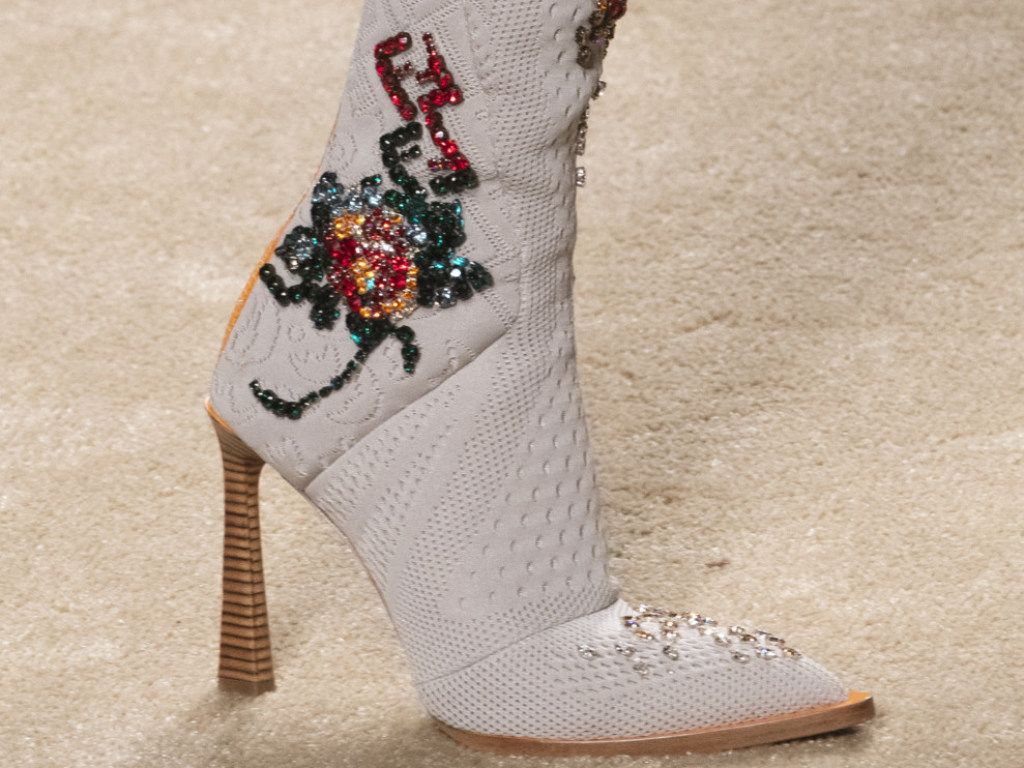 «С этой обувью не соскучитесь»: Ставку делайте на  белые сапоги и модели с цветочным или змеиным принтом  (ФОТО)