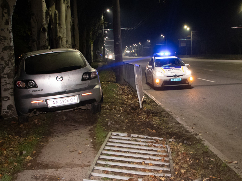 Mazda протаранила ограждение и зацепила дерево в Днепре (ФОТО)