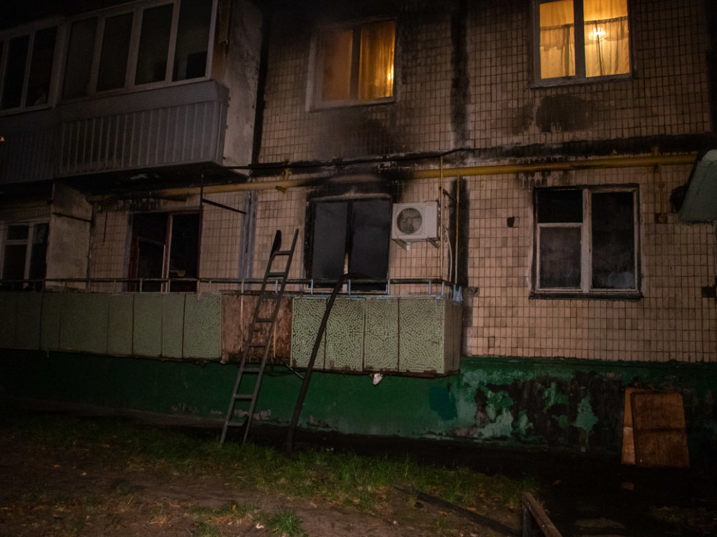 На Левобережной в Киеве в туалете горящей квартиры нашли мужчину: несчастный скончался в авто «скорой»