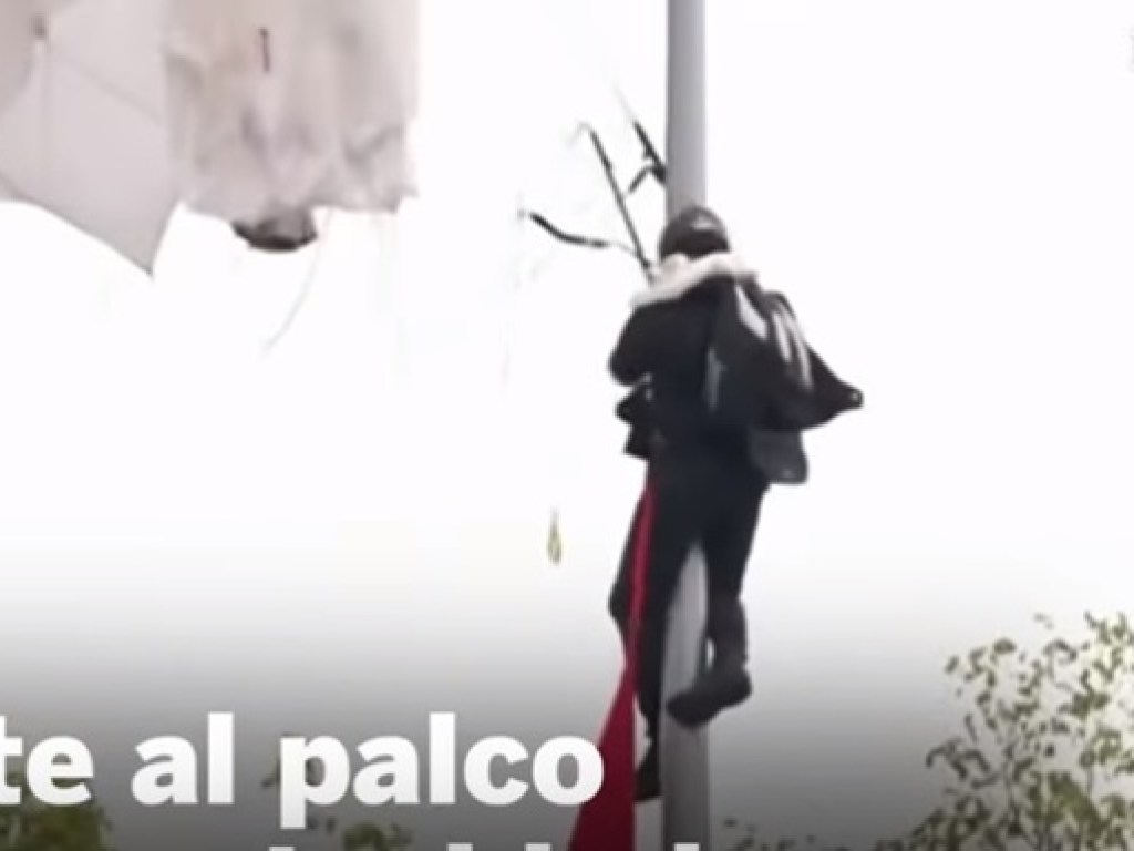 На военном параде в Испании парашютистов поднял на уши всех из-за неудчной посадки (ВИДЕО)