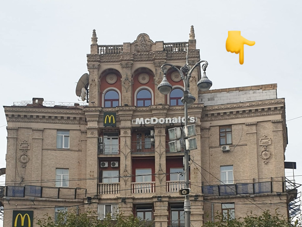 На доме из ансамбля зданий на Майдане Независимости появилась уродующая крышу надстройка (ФОТО, ВИДЕО)