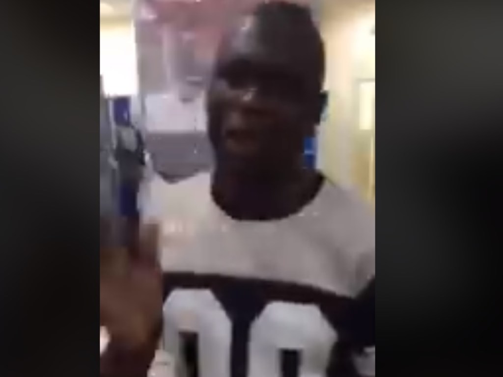  «Хавай, давай!»: в супермаркете расист унизил чернокожего парня (ВИДЕО)