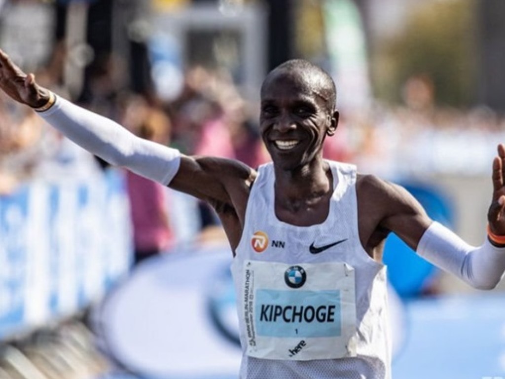 Кенийский бегун совершил невероятный прорыв в марафоне (ФОТО, ВИДЕО)