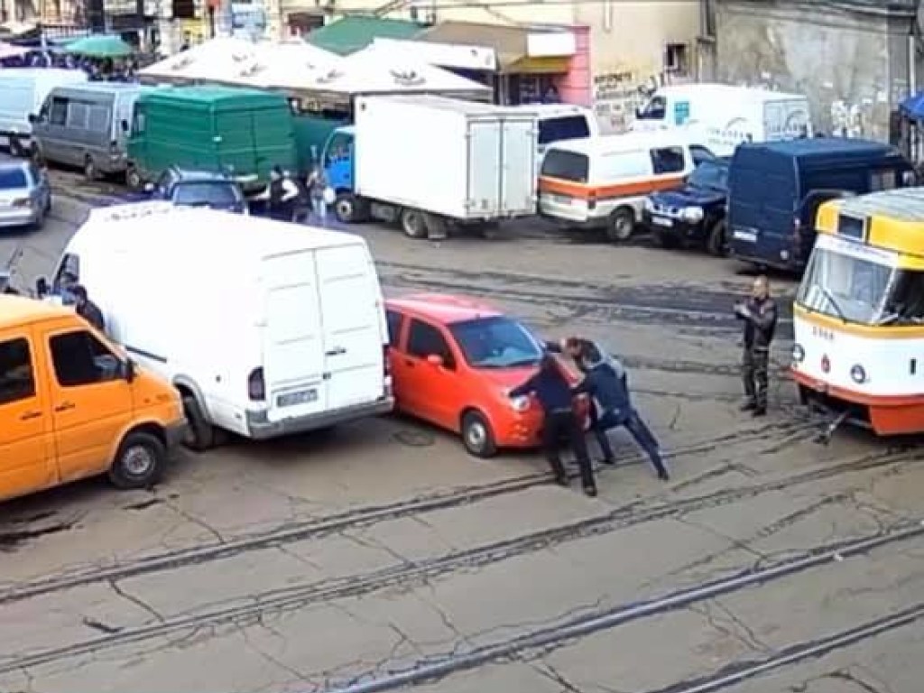 Незадачливая автоледи из Одессы из-за своей «удачной» парковки наделала бед на Привозе (ФОТО, ВИДЕО)