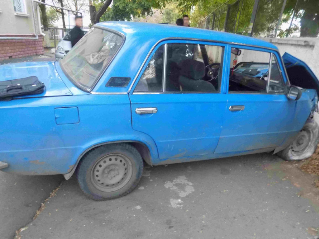 В Одесской области парень на кураже угнал «Жигули»  и врезался в бетонное ограждение (ФОТО)