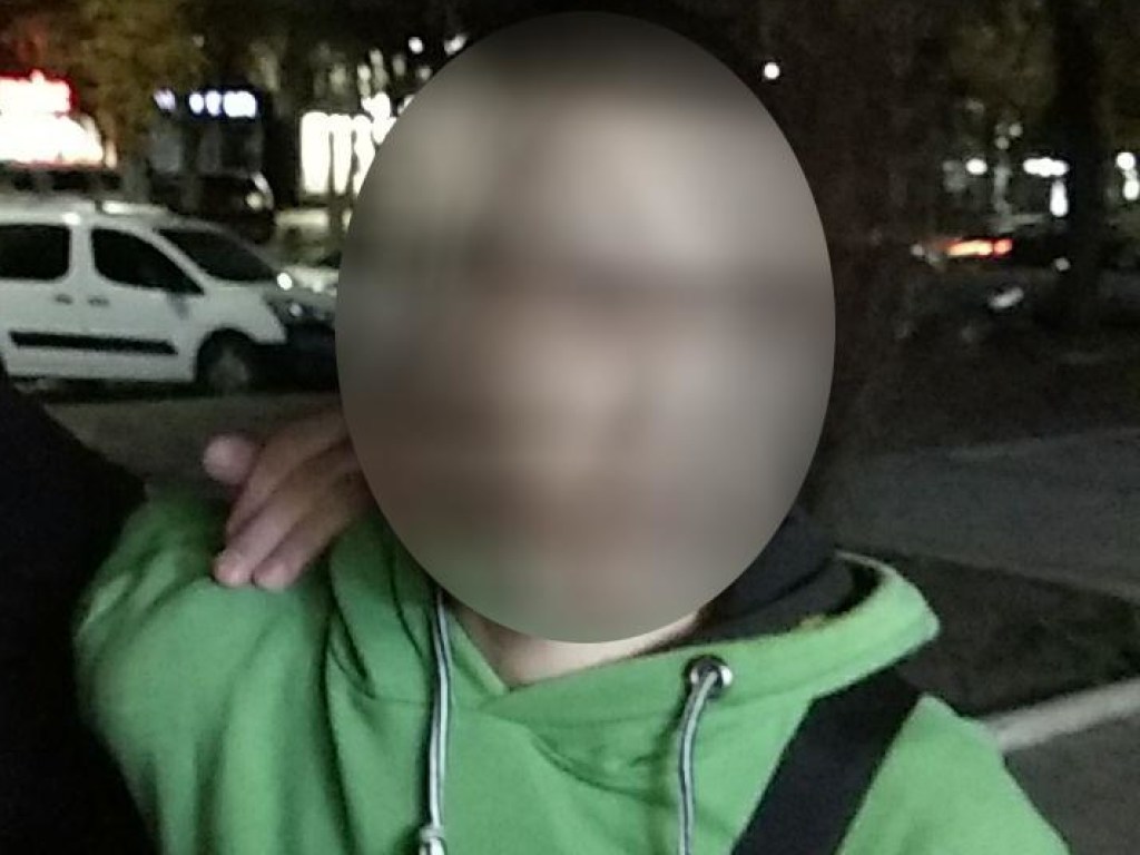 В Черкассах мужчина с пистолетом отобрал у мальчика телефон (ФОТО)